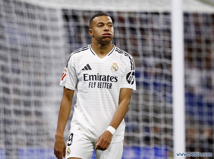 Soccer Football - LaLiga - Real Madrid v FC Barcelona - Santiago Bernabeu, Madrid, Spain - October 26, 2024Real Madrids Kylian Mbappe reacts REUTERS/Susana Vera